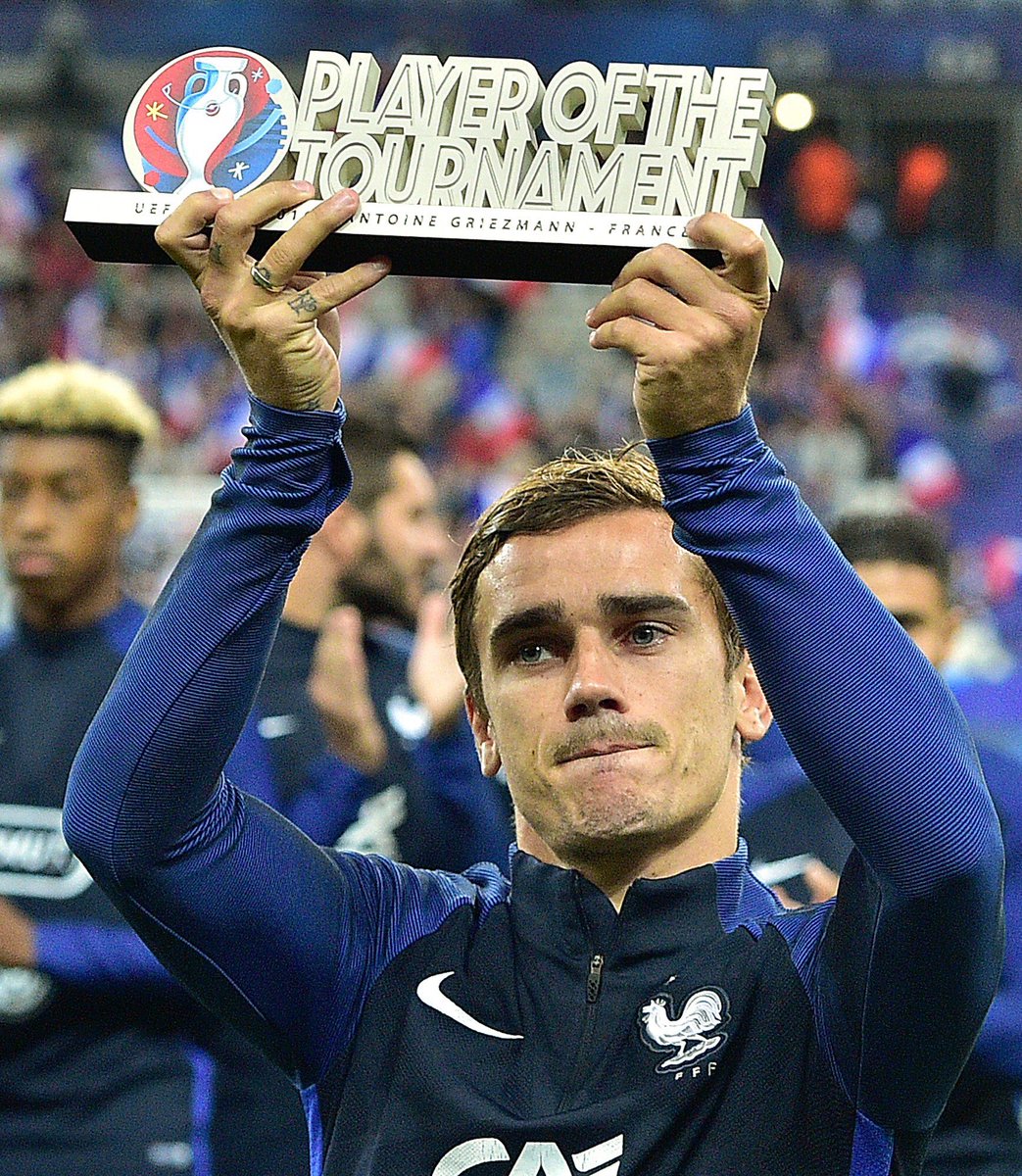 futotal7's tweet photo. Antoine Griezmann recebe o prémio de melhor jogador no #EURO2016 https://t.co/Y31paGtG1m
