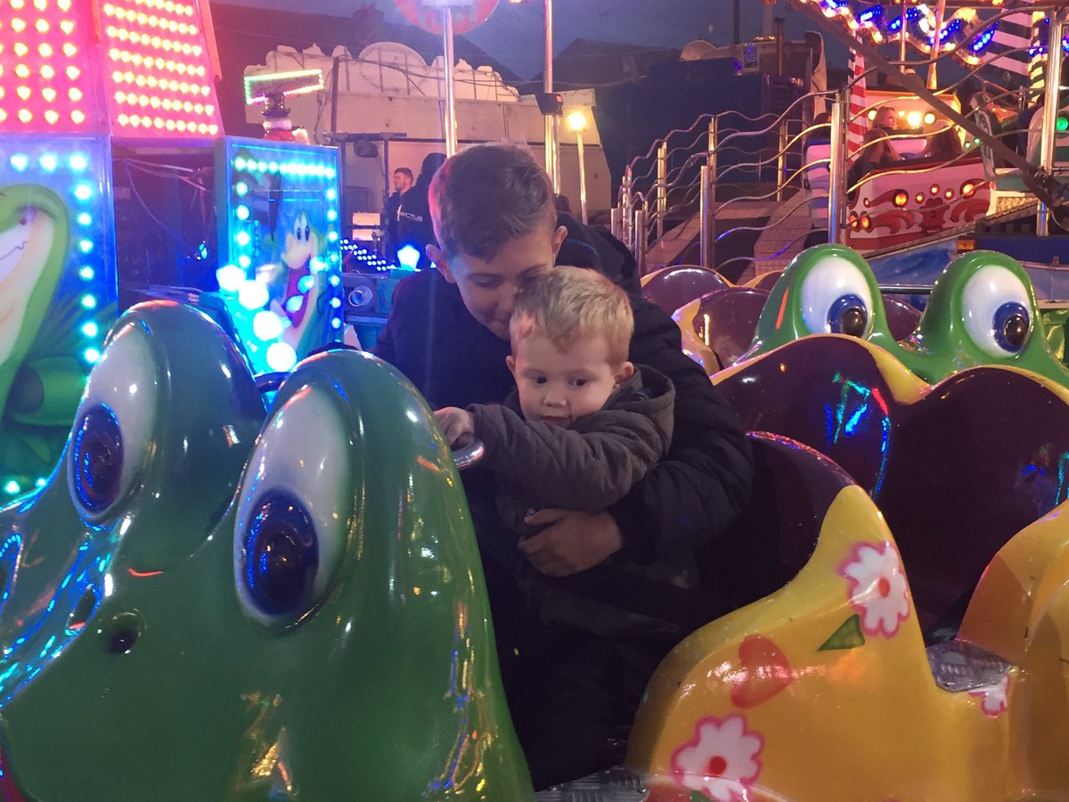 reavo81's tweet photo. #HullFair with the kiddies &amp; @crazychick_82 I'm slowly trying to get Thomas to be more adventurous to face his fears #TopStepDad #BeLikeRuby https://t.co/QWLRpspgGZ