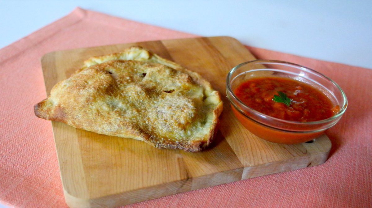 TheHerbivorousB's tweet photo. We're feeling these #vegan Calzones from @wearemeatless.
Get the recipe here: https://t.co/eYgCUjUTTM #dairyfree https://t.co/pIs83jVhzx
