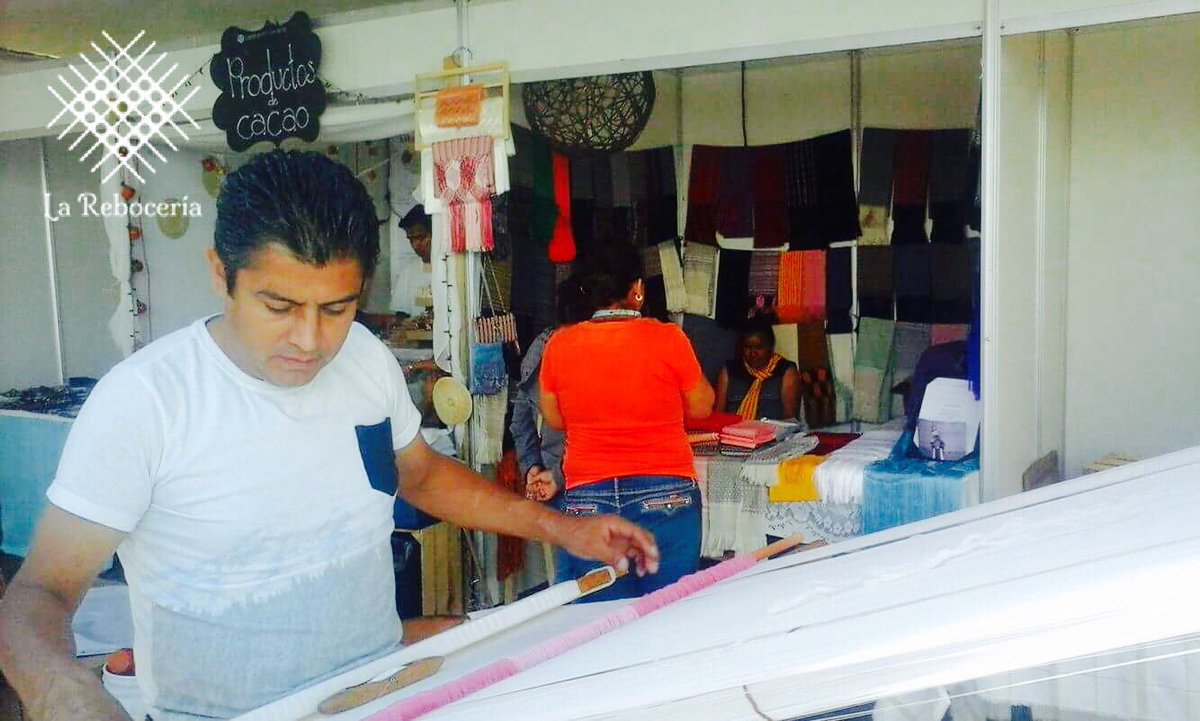 lareboceria's tweet photo. El maestro Carlos González y la maestra Rosario Nuñez convierten finos hilos de algodón en hermosos rebozos aquí en la #Quimera2016 https://t.co/Wuvtyzq3qD