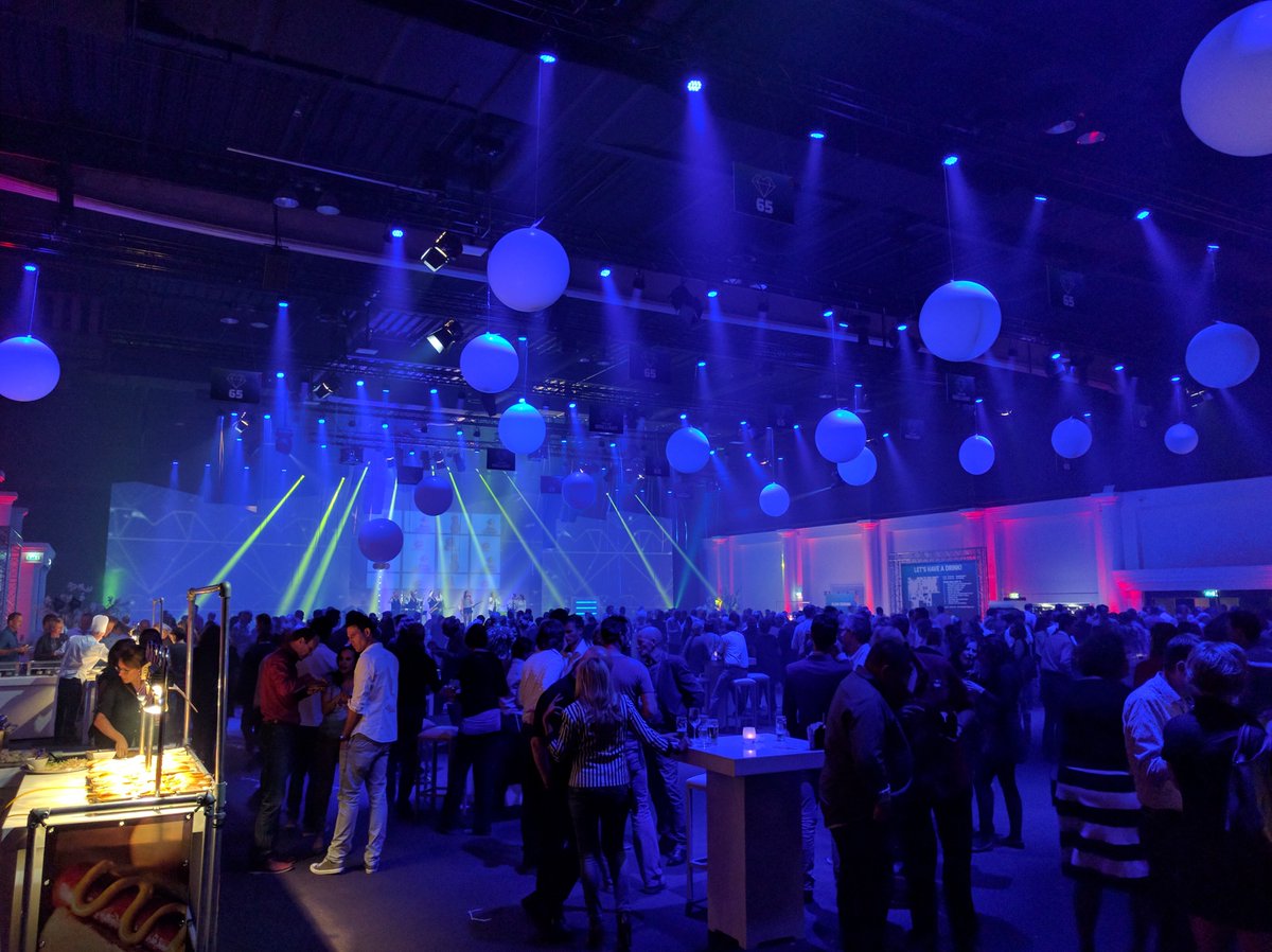 Come_Correct's tweet photo. Samen met trickers, een saxefonist en een tissue danseres mochten wij een #openingsact neerzetten! #blueluna  https://t.co/RBUSKQMur8 https://t.co/CFbnNoFsmS