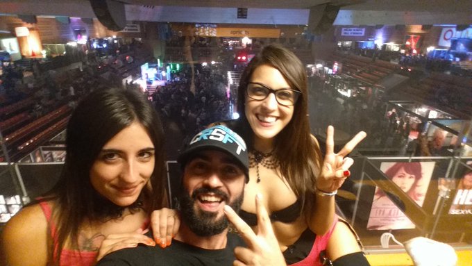 En directo entrevista  para @Cabronazi @Carolina_Abril_ y ena sweet https://t.co/ZMsOgZJbid<a class="tags" target="_blank" title="On Twitter" href="/?out=eyJ0eXAiOiJKV1QiLCJhbGciOiJIUzUxMiJ9.eyJpYXQiOjE3MjE2NzU1NjksImlzcyI6InR3cG9ybnN0YXJzLmNvbSIsIm5iZiI6MTcyMTY3NTU2OSwiZXhwIjoxNzUzMjExNTY5LCJyZWRpcmVjdF91cmwiOiJodHRwczovL3R3aXR0ZXIuY29tL0NhYnJvbmF6aSJ9.cmYaon1Q9-em7jgIzMkv_09hLqmuJqq7-ydJVt7eFBDLoVJbZfYfw-NYTSMmq-k7ttqMim8xpX8AgrqgzRRHxQ">@Cabronazi</a><a class="tags" target="_blank" title="On Twitter" href="/?out=eyJ0eXAiOiJKV1QiLCJhbGciOiJIUzUxMiJ9.eyJpYXQiOjE3MjE2NzU1NjksImlzcyI6InR3cG9ybnN0YXJzLmNvbSIsIm5iZiI6MTcyMTY3NTU2OSwiZXhwIjoxNzUzMjExNTY5LCJyZWRpcmVjdF91cmwiOiJodHRwczovL3R3aXR0ZXIuY29tL0Nhcm9saW5hX0FicmlsXyJ9.Ja-WKBhR3GDtF4NyU1px5oc8a_oYPGwMLKc3CZEpibdDKyW0fc5GTNH68zVtqzLpdkk3RjQPIvySoi4Qabga8w">@Carolina_Abril_</a><a href="/tag/fake"class="tags"><span>#fake</span></a>