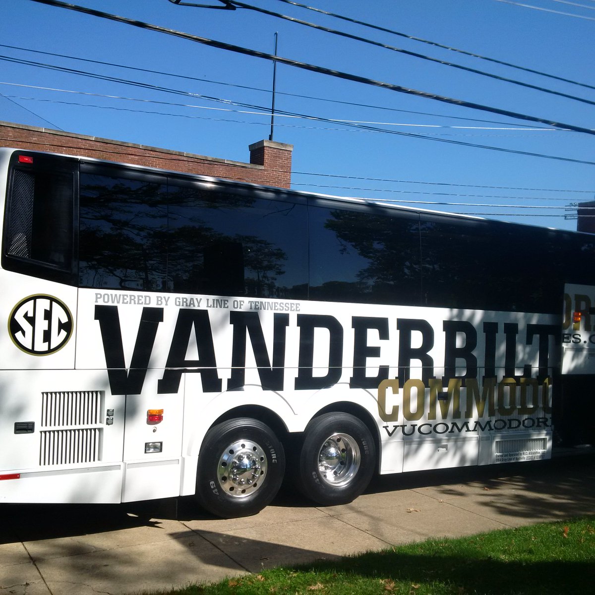 Trufco's tweet photo. @VandyFootball ... @CoachDerekMason getting ready to #BoardTheBus to Drop the. #AnchorDown on Ky! https://t.co/fgw0H3HTWA