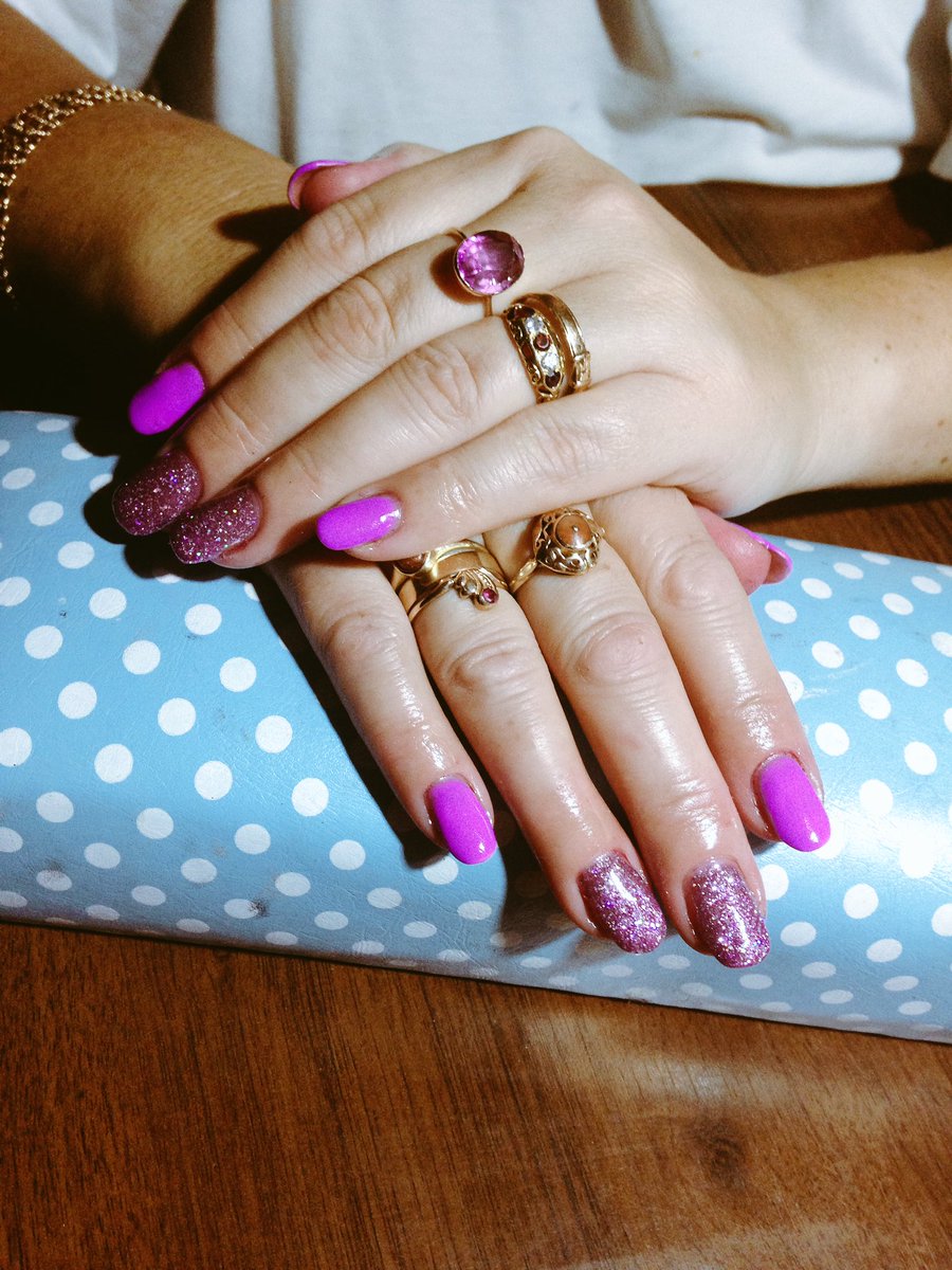 MHumienik's tweet photo. I kolejna klientka zadowolona 👍🏼 kolory 035 i 109 💅🏼 @IloveSemilac @AkademiaSemilac @SemilacUK @SemilacSpainn #nails https://t.co/XxROqnVDoX