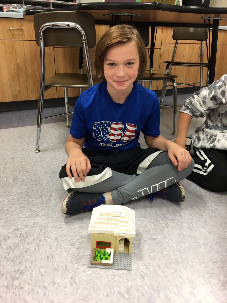 MrsVolksClass's tweet photo. Great week in Maker Morning!! Look at these Lego creations #tatankaSTEM https://t.co/R4VjAEtBkw