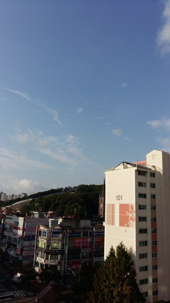 pilysr1's tweet photo. #조용필콘서트 #조용필
맑은 해가 뜬다. 새벽까지 내리던 비가 그치고 햇살이 비추고 있다. 오늘 조용필님 인천콘서트 기분  쵝오다~~^^ https://t.co/Go40DWUXTB