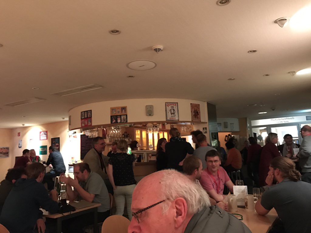 ninatoller's tweet image. Auch beim #EduCamp gibt&apos;s natürlich die gemütliche Runde #echat16