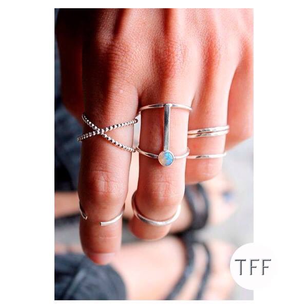 canaltff's tweet photo. A composição de anéis vai garantir ainda mais charme ao seu look 😉 #TFF #canalTFF #fashion #moda #womanstyle #fashionstyle #fashiontips https://t.co/pPGdTMvYrR