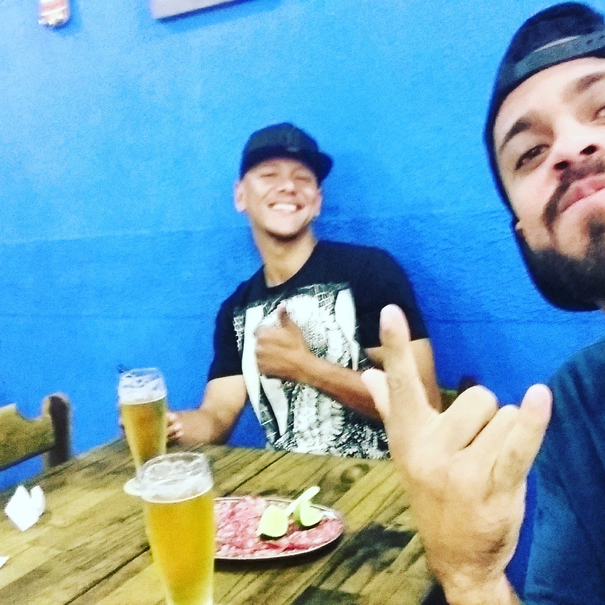 JuniorMacario11's tweet photo. #playnasexta #quecomece #osjogos 🍺🍺🍺🍺🙅💃💸 @DjairFacioli https://t.co/Je3cZvFsaS