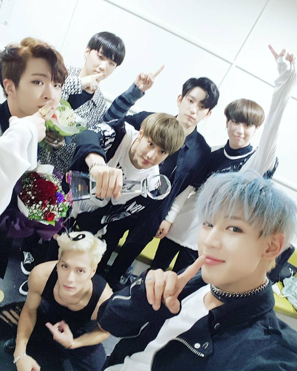 GOT7JinyoungPH's tweet photo. 161007 #GOT7 won 1st in Music Bank! #HardCarry2ndWin 🎉🎉🎉 You've done a great job, Got7❤️IGot7. https://t.co/s94KY4TnyT