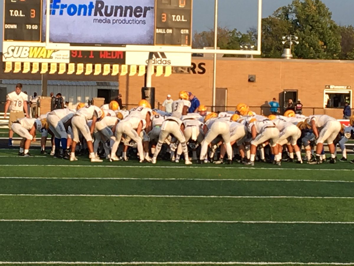 SWiltfong_'s tweet image. #Bearcats commit Jalen Walker getting his Carmel teammates juiced up for tonight's game at Warren Central: 247sports.com/Player/Jalen-W…