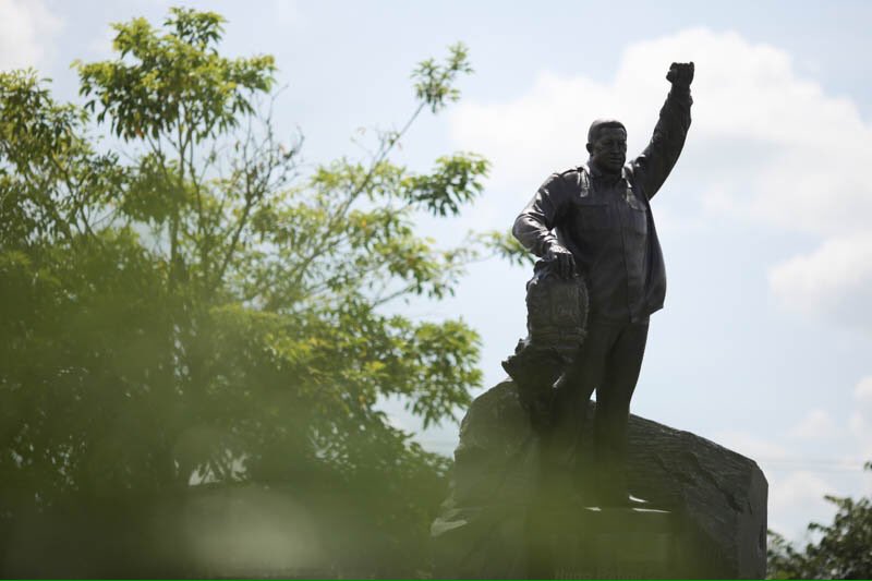 Росія подарувала Венесуелі статую Уго Чавеса - фото 1