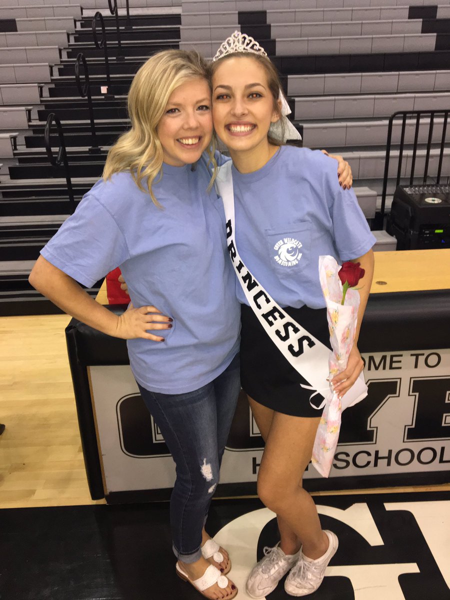 SavyHayek's tweet photo. I'm homecoming princess👑 https://t.co/TrlgabLFio