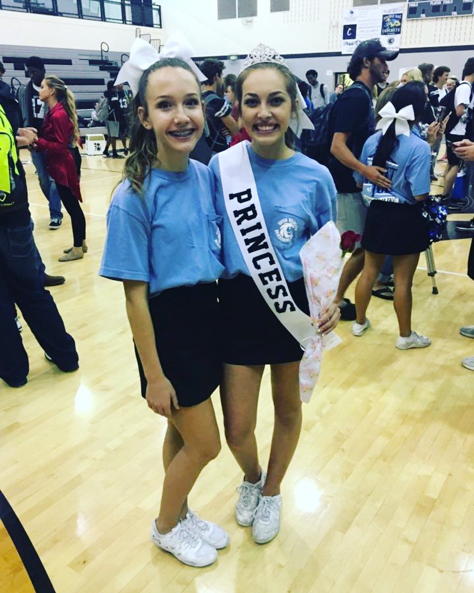 SavyHayek's tweet photo. I'm homecoming princess👑 https://t.co/TrlgabLFio