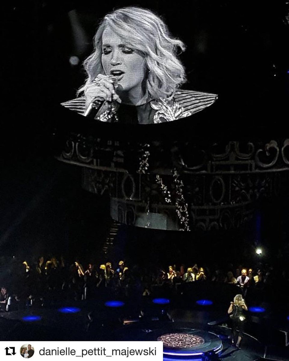 carrieunderwood's tweet photo. Woah, Des Moines!!! You were too much fun on a Friday night! This crowd is going to be hard to beat! 😘😜😎 #TheStorytellerTour https://t.co/khHIefzSoU