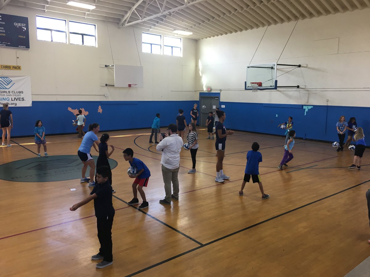 USDVolleyball's tweet photo. @USDVolleyball had a great time giving back today to the local Boys and Girls Club! #passion4theGAME #givingback #service #USDwvb https://t.co/CDdPvH5xm7