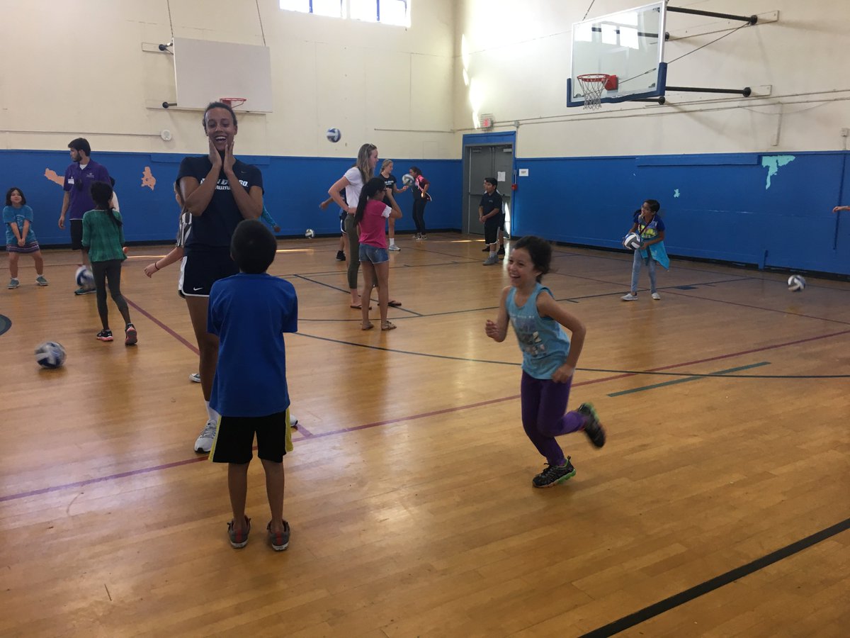 USDVolleyball's tweet photo. @USDVolleyball had a great time giving back today to the local Boys and Girls Club! #passion4theGAME #givingback #service #USDwvb https://t.co/CDdPvH5xm7