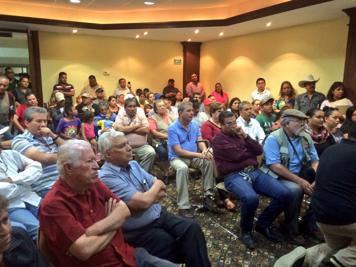 uncafeconcecygu's tweet photo. Estamos en #Acuña, pidiendo que no se olviden las masacres de #Allende y #PiedrasNegras; Moreira debe renunciar para que se investigue. https://t.co/c0fquX92mc