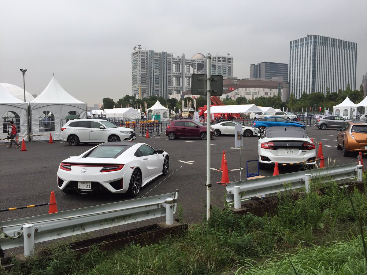 krtk_cars's tweet photo. 試乗のために結構並んでる人います。
実は市販のNSX初見…
#TMF2016 https://t.co/YnMpq0oLiK