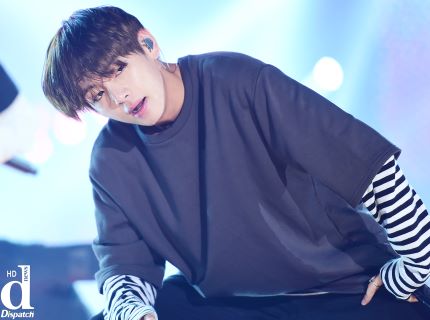 Vliveofficial's tweet photo. 컴백이 얼마 안남았음을 알리는 오늘의 #HD포토 주인공은 #방탄소년단 #BTS 무대위에서도 아래에서도 멋지구 귀여운거 하고 싶은거 다해 ♡ 원본으로 보시면 고화질 사진을 줍줍할수 있어여 >>https://t.co/c5zci1zZVX https://t.co/fn2QvEJ9aB