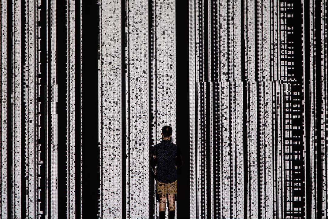 ArtSciMuseum's tweet photo. ONE more week to visit #BigBangData (ends Oct 16th). We love Victor Lim's fab #instasg snap of @ryojiikeda https://t.co/1vwtRt8Uea #DataTron https://t.co/A6zyzTLjOZ