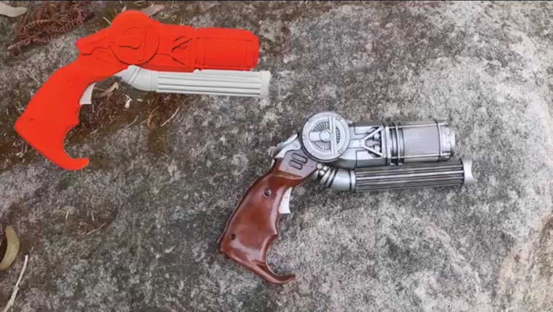 CosplayChris's tweet photo. My #DawnofJustice #Batman #GrapplingGun #Makeover #CustomCollectable! https://t.co/7HpSeLxScw #Cosplay #FridayNight https://t.co/jdzwaM0wkl