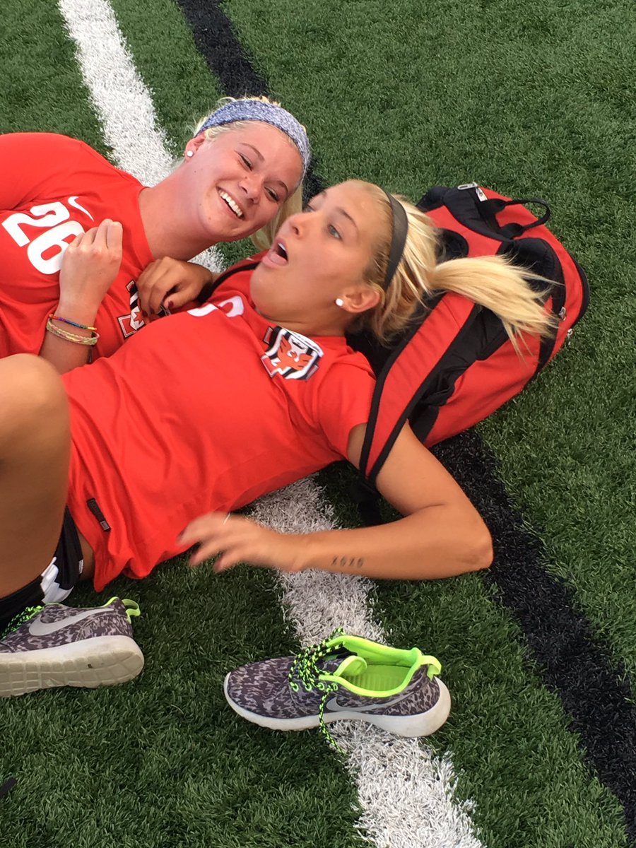 jyllian14's tweet photo. When we try to take pictures but Alexis starts choking ππ #dysfunctionalAF @AlexisHighersss https://t.co/6FClhQ33Ic