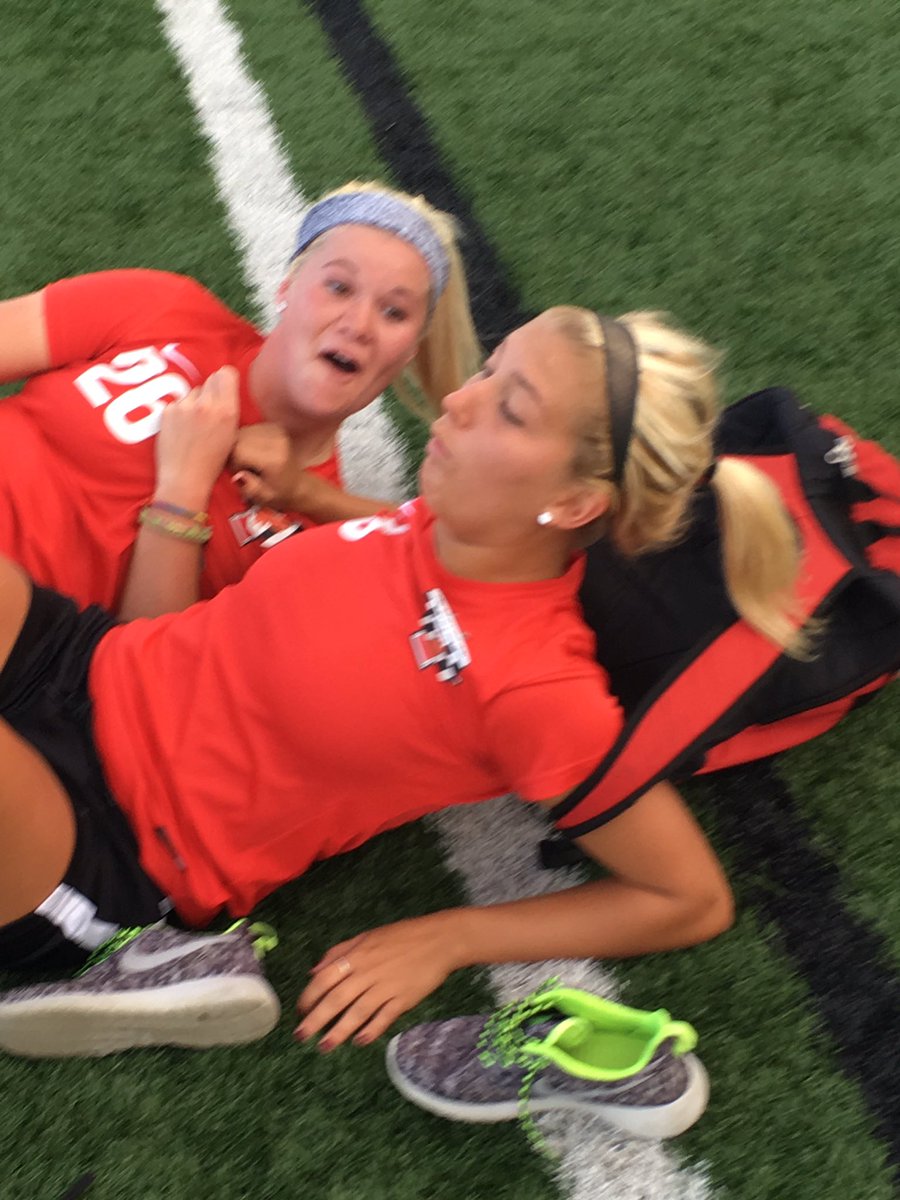 jyllian14's tweet photo. When we try to take pictures but Alexis starts choking ππ #dysfunctionalAF @AlexisHighersss https://t.co/6FClhQ33Ic