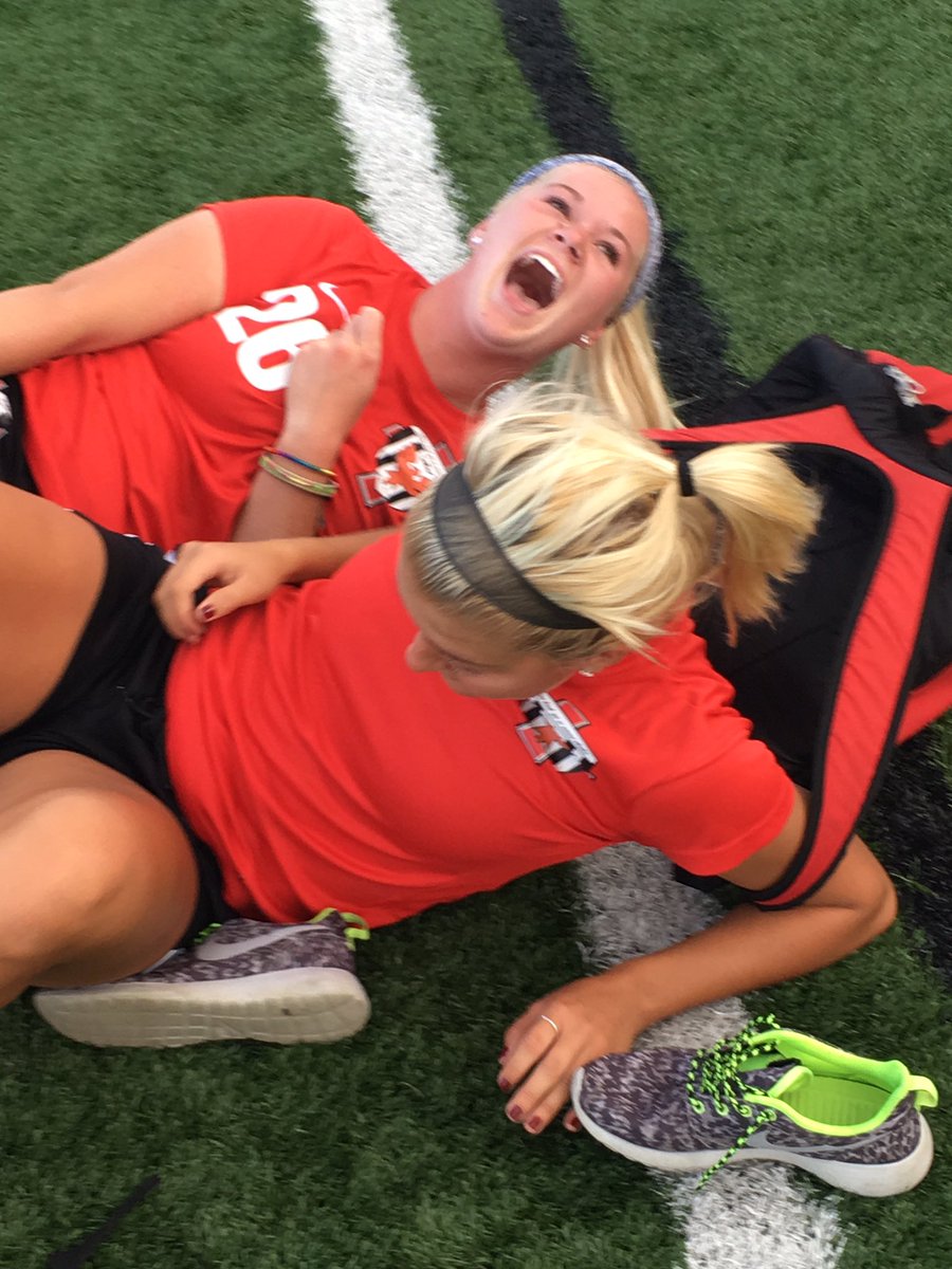 jyllian14's tweet photo. When we try to take pictures but Alexis starts choking ππ #dysfunctionalAF @AlexisHighersss https://t.co/6FClhQ33Ic