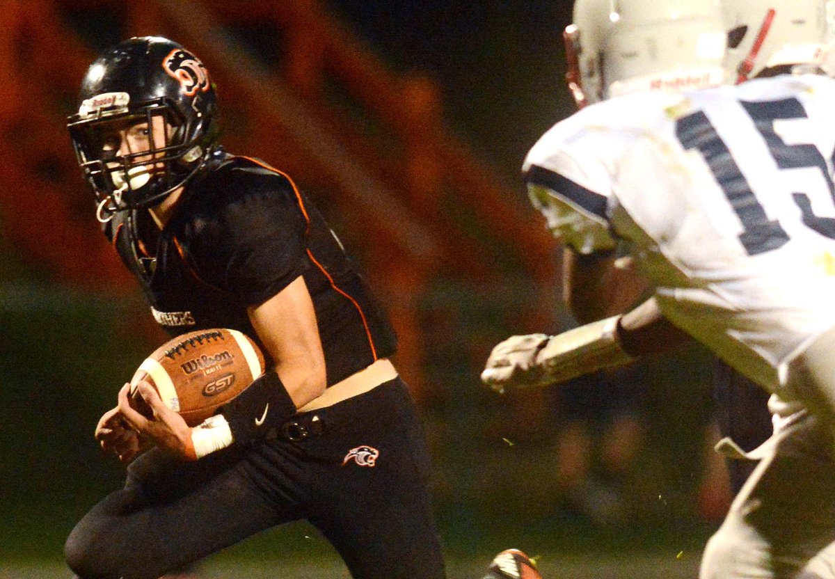 jshishmanianNB's tweet photo. GALLERY #PlainfieldHigh beats #ThamesRiver 35-0 in #football https://t.co/C0lGG1BeV4 @mallardNB @jshishmanianNB @NorwichBulletin https://t.co/yvZUgDr7yT