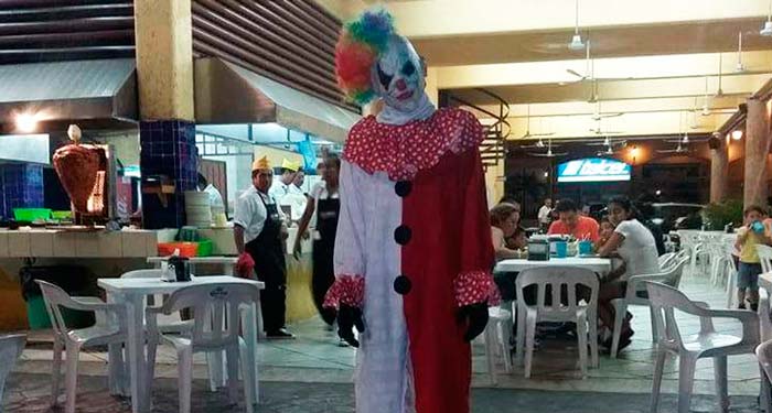 FrasesAcapulco's tweet photo. Los payasos del terror llegan a Acapulco... cómo ven primos? Fotos: https://t.co/D3yWt9PGmF https://t.co/dwBEo2sw3G
