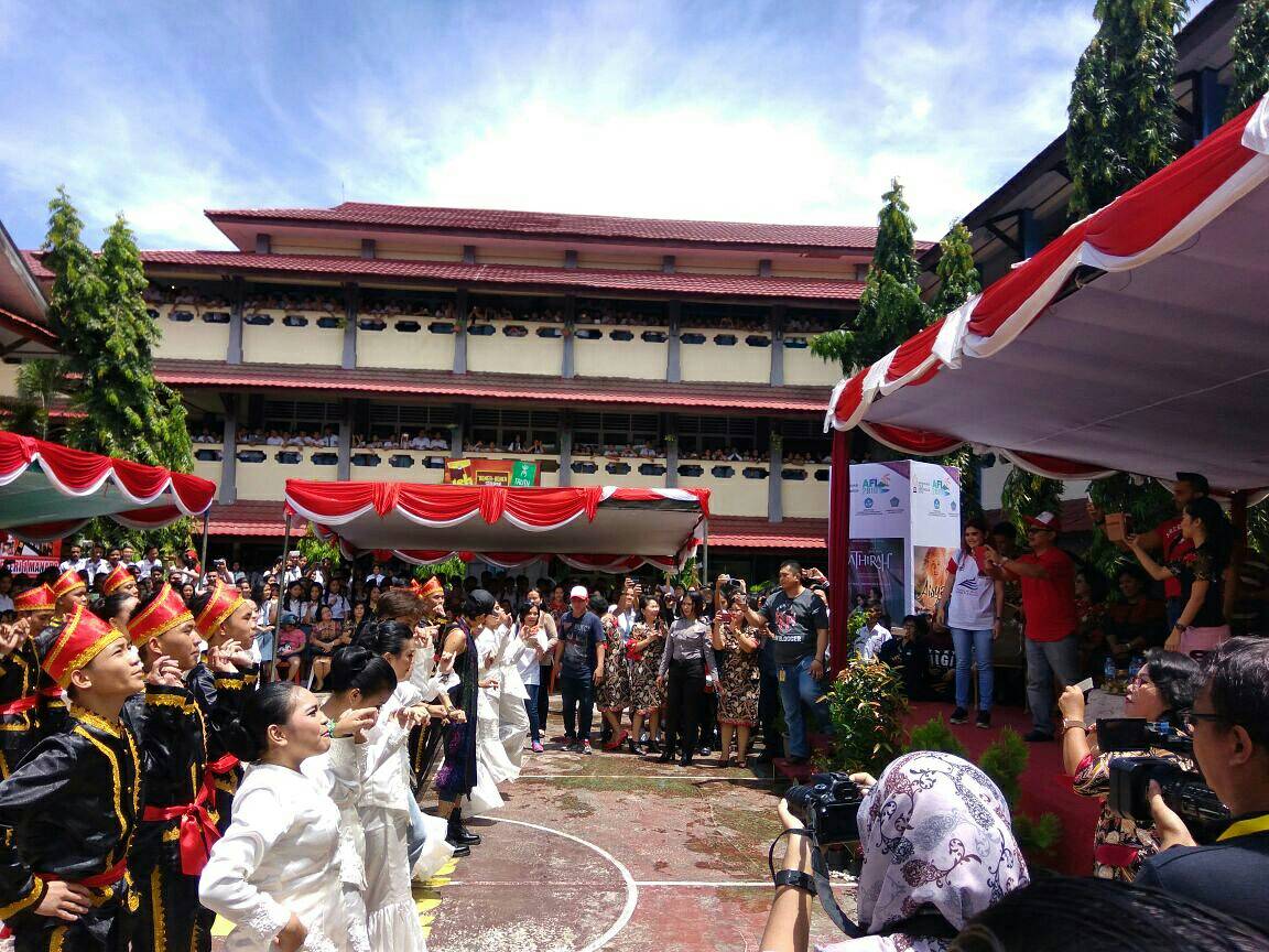 Anugerah_AFI's tweet photo. AFI GOES TO SCHOOL at SMK 1 Manado #banggafilmindonesia #afi2016 #film #movie #exploresulut #news #meetandgreet https://t.co/CqCtCAowm8