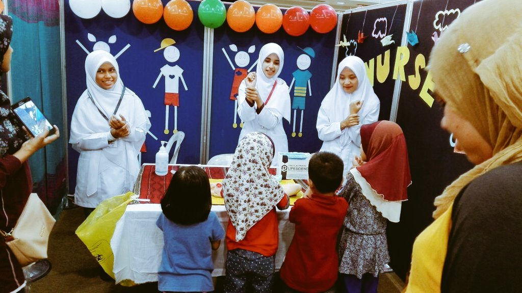 IIUM_NURSS's tweet photo. [ Live Update ]

Kidz Wonderland👯👷 sempena IKOD'16,
Meh cuci2 tangan, akak2 nurse comey ajarkan

#Kidzwonderland 
#IKOD2016
#KON
#UIAMK https://t.co/HNlGvU5ZJW