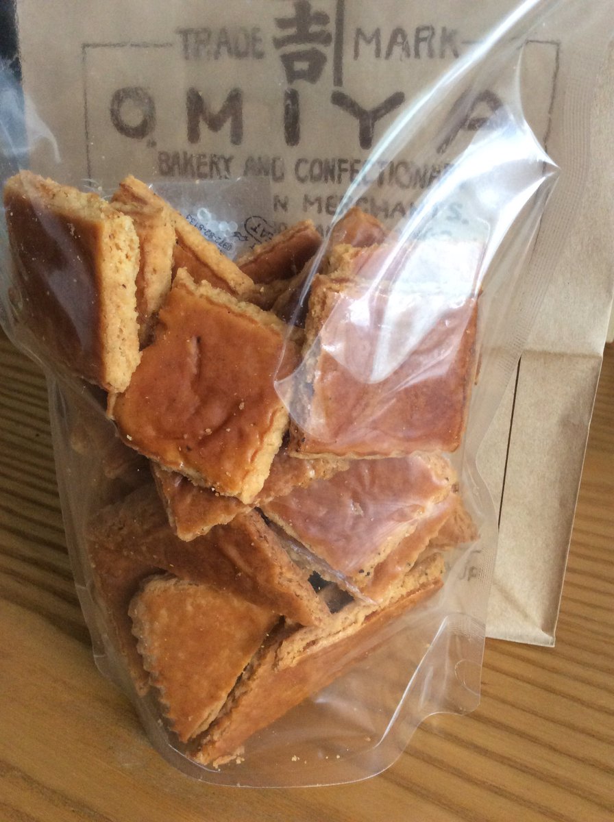 Peter 神田淡路町 近江屋洋菓子店 パルメザンチーズクッキー パルメザンチーズとバターの濃厚な旨味と香りブラックペッパーがピリッ 中毒性のある美味さ 食べた後でもパルメザンチーズの余韻が堪らん 酒に合う大人の クッキーです 手土産にもオススメ