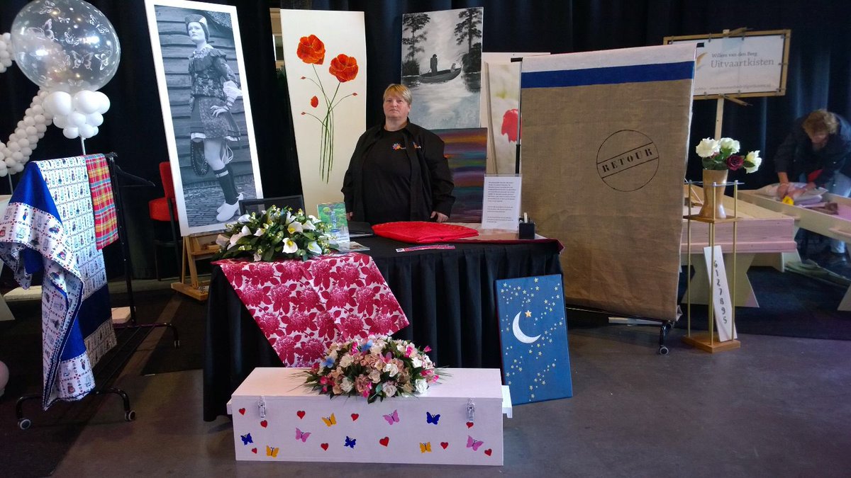 Vandaag staan wij op de <a href="/UitvaartbeursFL/">Uitvaartbeurs Flevo</a> met unieke lijkwaden en gedecoreerde kisten