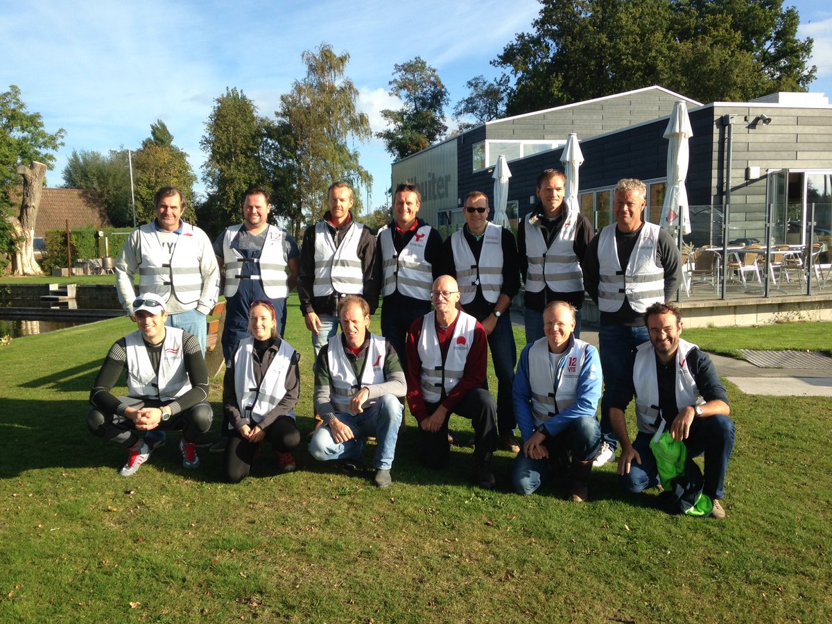 GWVDeVrijbuiter's tweet photo. De loting is net geweest. Kampioenen poseren voor het clubhuis voor de eerste wedstrijd! #PIP2016 https://t.co/eOAwyk8Ayc