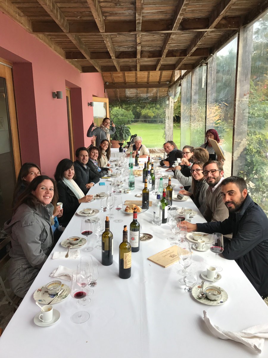 ClosJacobins's tweet photo. Belle journée #BO2Vendanges2016 chez @basetess à @Lafonrochet avec nos amis blogueurs @drinkabeat
#BO2 #ClosdesJacobins #vendanges https://t.co/L04KUdfyky
