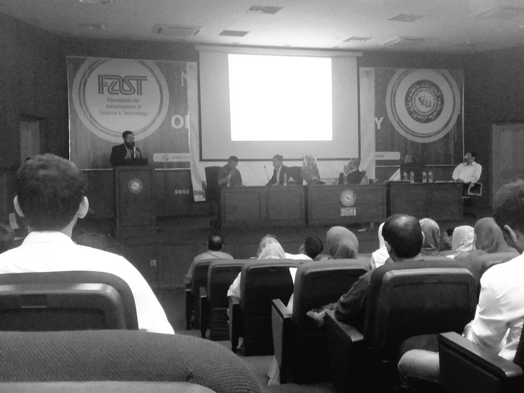 AsimTanwir's tweet image. Workshop Going Awesome..
#IEEEBigData #SochKuchBara