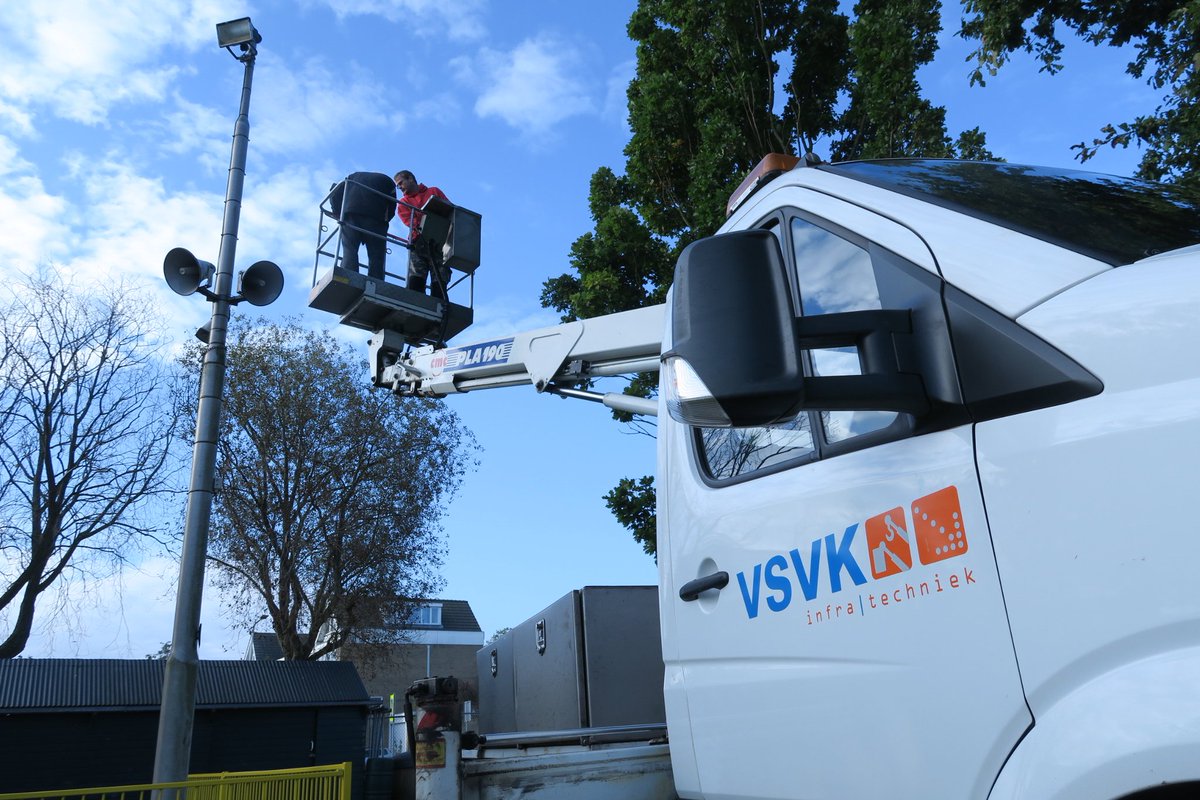 Speelseizoen voorbij, wordt er nu ook overdag. Nieuwe lampen worden gemonteerd met hoogwerker beschikbaar gesteld door VSVK