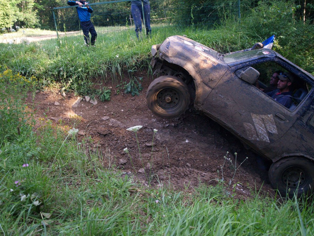 FTGpaintball52's tweet photo. Un terrain partagé cela donne lieu à de belles journées inter-asso ! Nos paintballeurs ont adoré s'essayer au 4X4! https://t.co/nC4XbVdCzq
