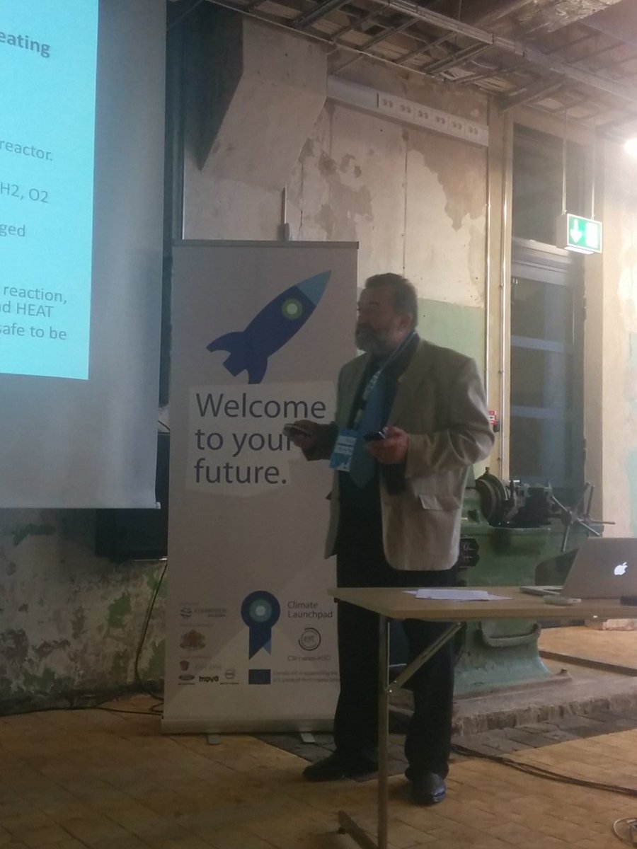 PasYune's tweet photo. Self Sustaining Systems #Romania
Self Sustaining hydrogen generator as a zero emission flameless #indoorheating system #CLP2016 https://t.co/9tGLzEa2tI