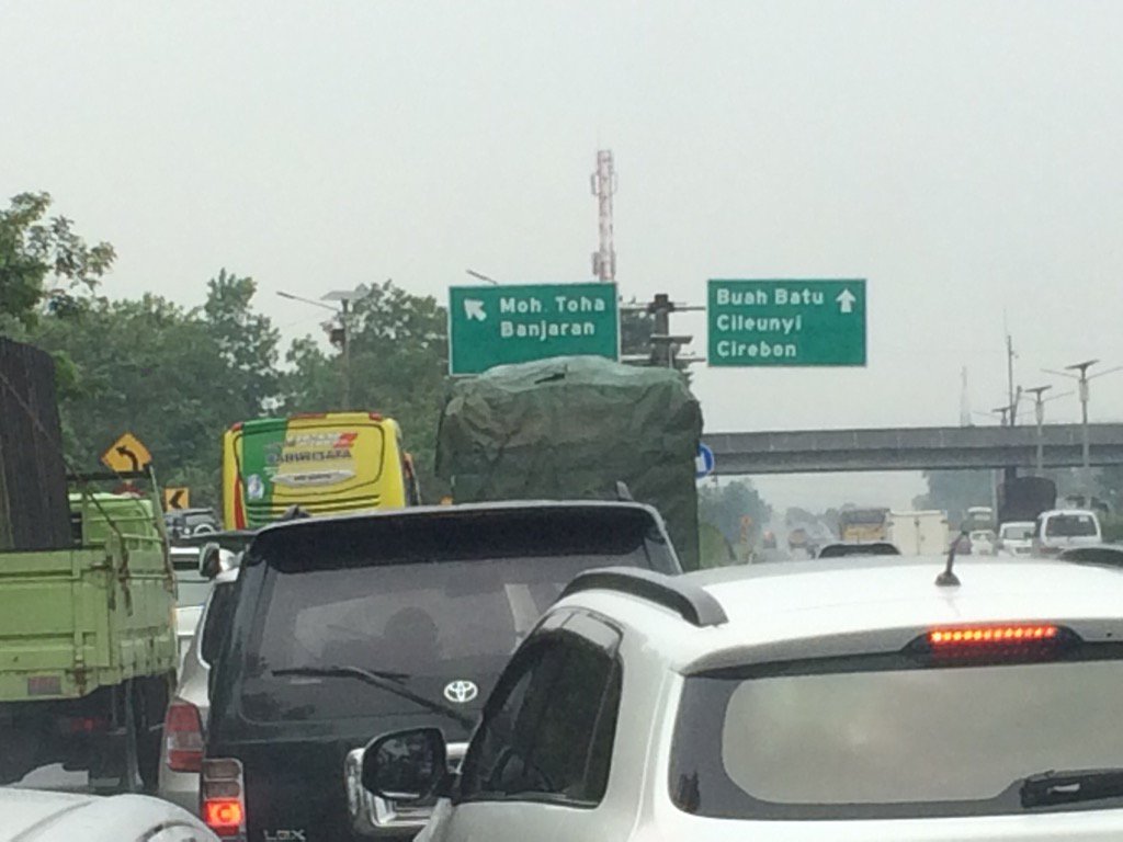 Keluar gerbang tol moh toha ngantri hingga ruas jalan utama tol ...