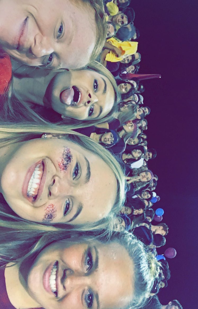 KathrynDreiske's tweet photo. It's all fun and games until you rip a hole in the backside of your jeans❤️💙 #LQwhatwhat https://t.co/niD7pTSHHV