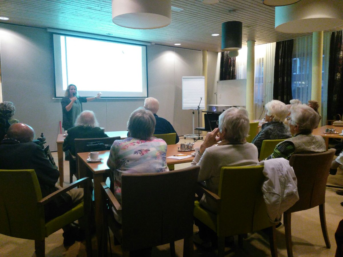 Student-docent Elske geeft boeiend college Taalontwikkeling aan senioren in Insula Dei in Arnhem <a href="/RegioBank/">RegioBank</a> sponsort