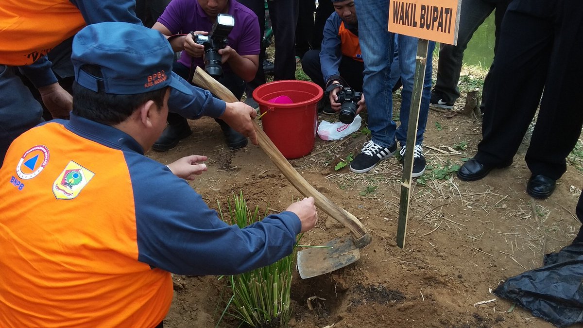 wakilbupatiwng's tweet photo. Apel Siaga dilanjutkan bersih2 sungai dgn para relawan. https://t.co/HCbcancbQU