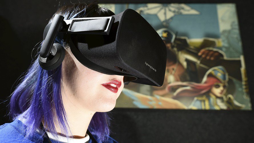 MarketWatch's tweet photo. Facebook is working on a new stand-alone virtual-reality device that won't require a personal computer https://t.co/Sr8JOGDSq8 https://t.co/vtFkVhLc15
