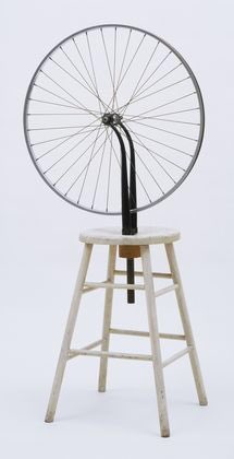 JacopoVeneziani's tweet photo. 1913. In pieno clima futurista, Duchamp comprese che la realtà non andasse rappresentata ma presentata ed esposta senza alcuna mediazione. https://t.co/ggPCvHtk5c
