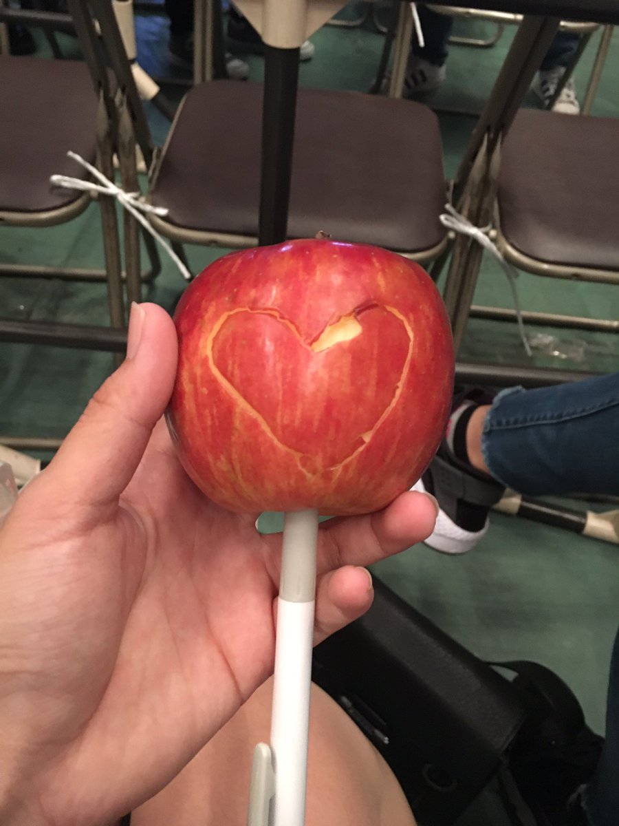 woo_win_bin's tweet photo. みんなに笑ってもらおうと思ってリンゴとペン持って行ったらばびにちょうだいってされてばびがリンゴになんか書いてそのあとはんびんとばびで目の前でアポーペン作ってまたくれた（泣）（泣）（泣）（泣）w w w w w w w w w w w w w w w w w w w w w w https://t.co/c6froWpbUP