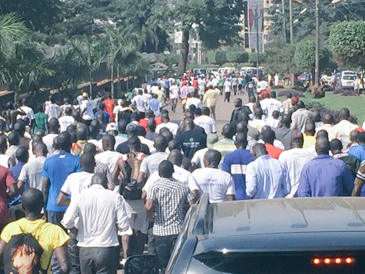 Now past Mulago roundabout. It's Massive,It's the #PoliceMarathon