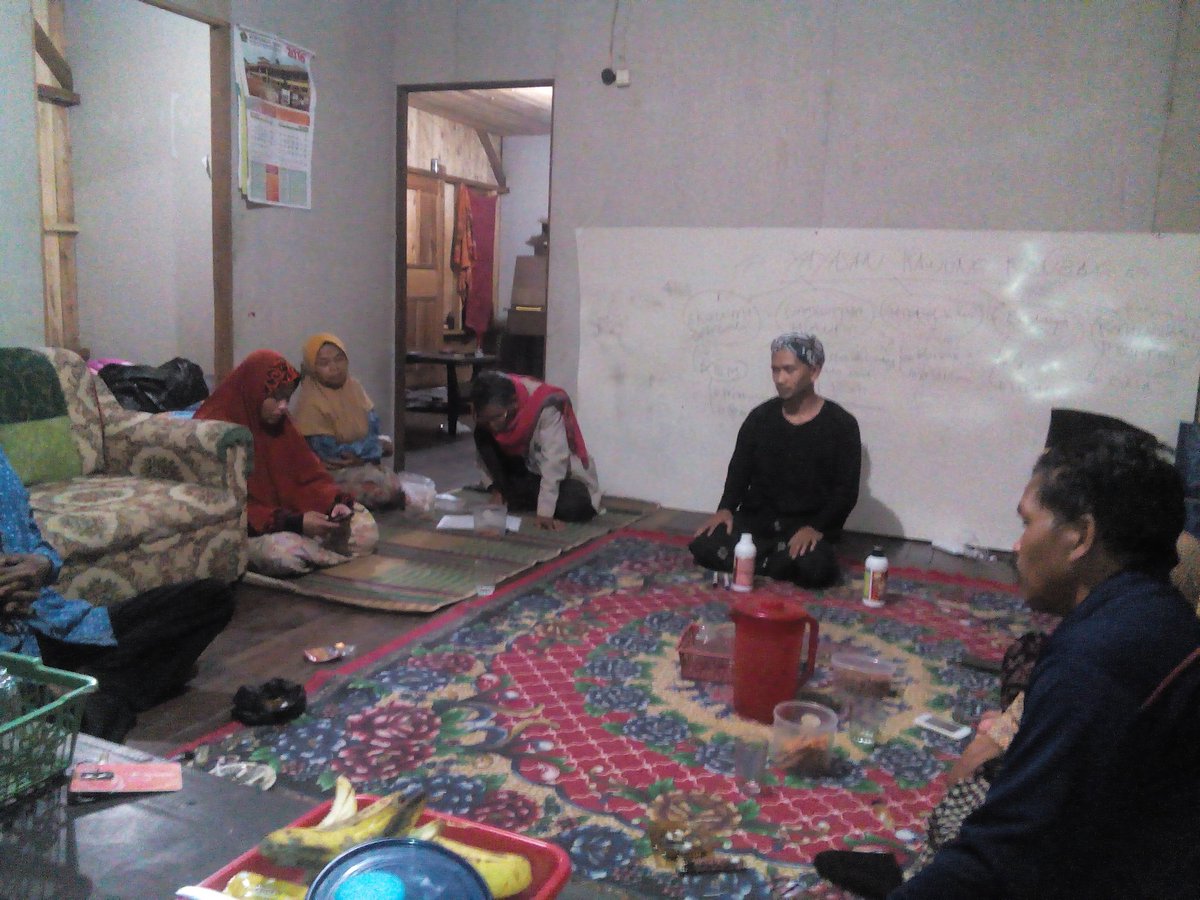 Rapat perdana yayasan kawung koneng desa puncakbaru kab. Cianjur pada tgl 1 muharam 1438 H <a href="/imeilandi/">Irman Meilandi</a> <a href="/PrakarsaDesa/">Prakarsa Desa</a>